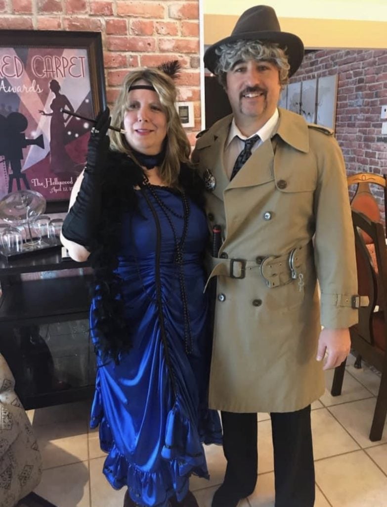 Dominique Roy et Yan Rocheleau prennent la pose dans leur costume trouvés à la boutique de costumes "Brin de folie", à Duhamel-Ouest au Témiscamingue. 